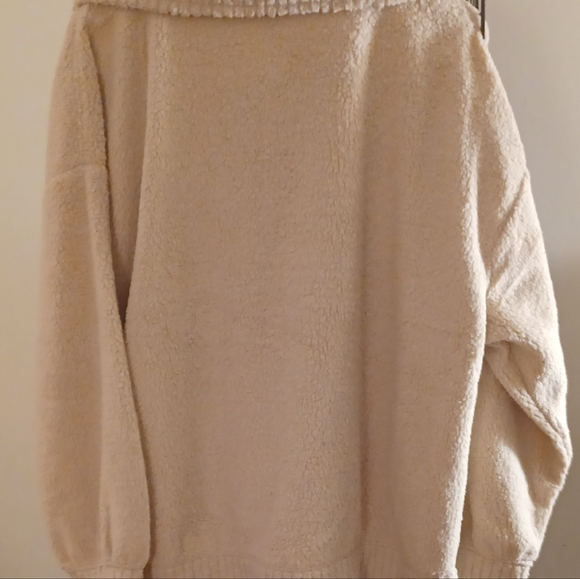Warm and cozy Fleece Sweatshirt - Picture 4 of 4
